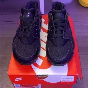 Black Nike Huarache Runs, Size 7y boys
